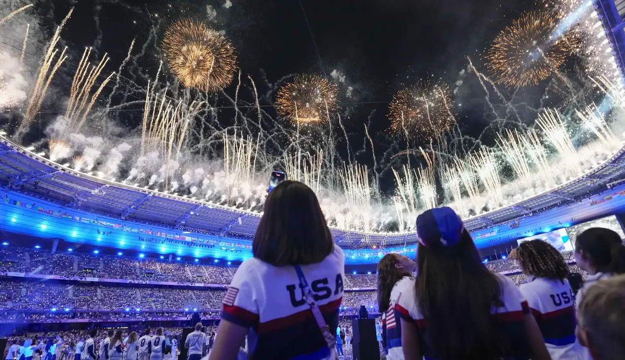 Pesta kembang api menandai berakhirnya Olimpiade 2024 di Saint-Denis, Stade de France, Prancis, Senin (12/8/2024). (AP Photo/Ashley Landis)