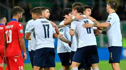 Para pemain timnas Italia merayakan setelah rekan setimnya, Nicolo Zaniolo, mencetak gol kelima untuk timnya ke gawang Armenia pada laga lanjutan Kualifikasi Piala Eropa 2020 di Stadion Renzo Barbera, Palermo, Senin (18/11/2019). Timnas Italia berpesta gol dengan skor telak 9-1. (ANSA via AP)