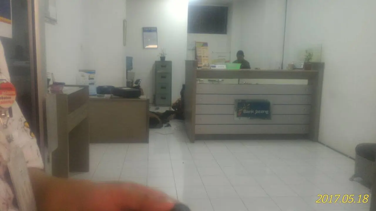 Kunci Pintu Depan, Rampok Sekap 6 Orang di Bank Jateng 