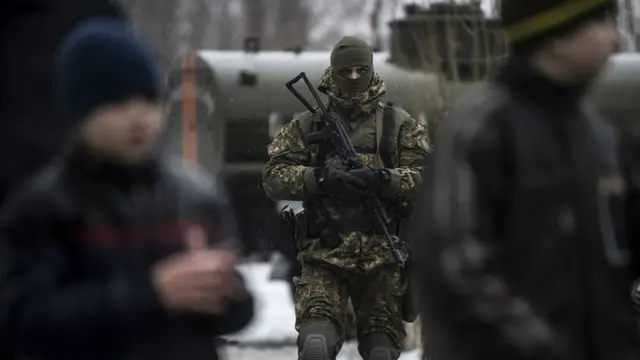 Tentara Ukraina berpatroli di Avdiivka
