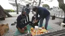 Pengungsi Korea Utara Jo Kyeong-hyeon (kedua dari kanan) dan anggota keluarganya menawarkan anggur untuk menghormati leluhur mereka di Korea Utara saat merayakan Chuseok dekat perbatasan dengan Korea Utara di Paviliun Imjingak, Paju, Selatan Korea, Kamis (1/10/2020). (AP Photo/Ahn Young-joon)