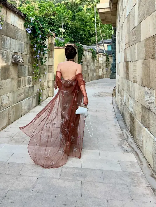 Gaya Shalom kian menarik dengan lace outerwear berwarna merah bata yang dikenakannya sebagai luaran. [@sharazaaa]