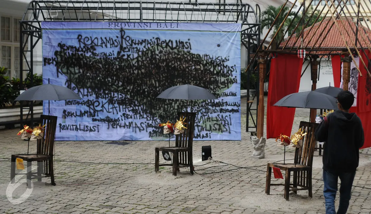 Pengunjung melihat karya seni instalasi di Galeri Nasional, Jakarta, Jumat (28/10). Pameran bertema SEA+ Tiennale menampilkan 44 karya seni rupa dua dan tiga dimensi buah pemikiran 44 perupa dari 12 negara. (Liputan6.com/Helmi Fithriansyah)