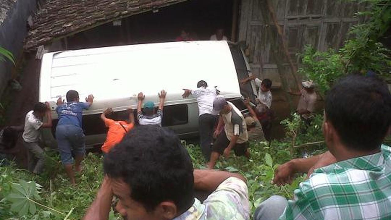 Jatuh dari tebing setinggi 4 meter, minibus hantam rumah warga