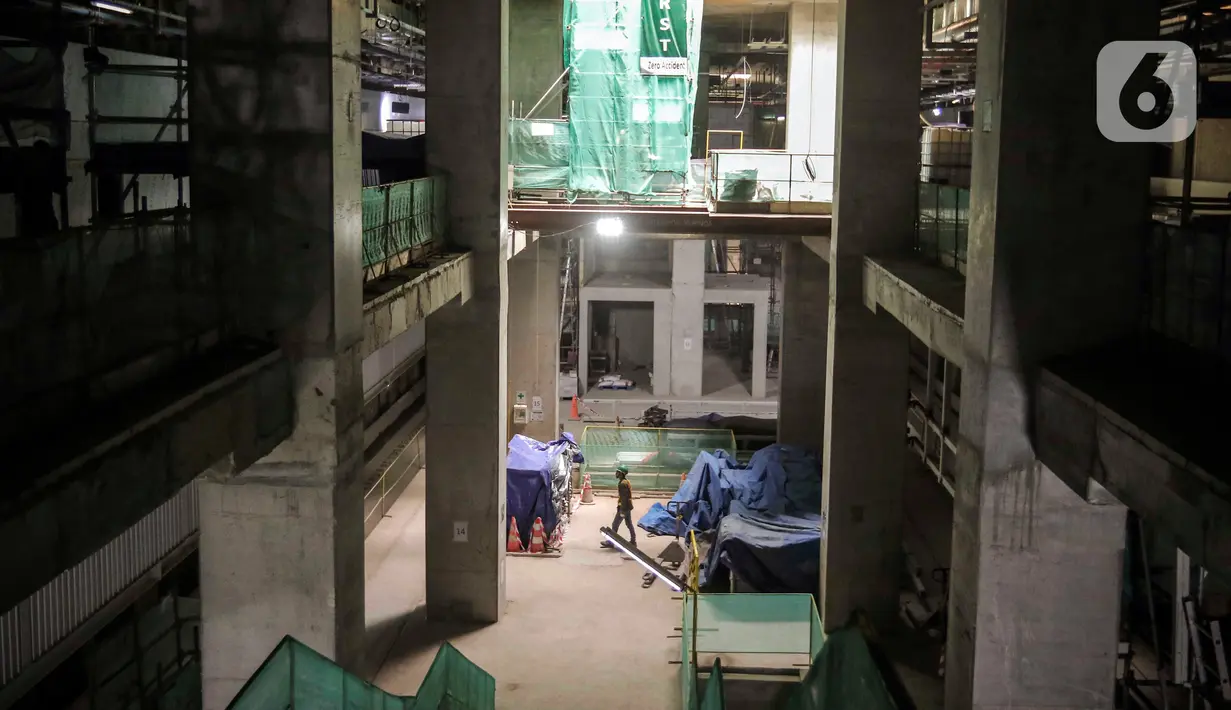 Sedangkan untuk Stasiun Thamrin, pekerjaan yang sedang dilakukan meliputi penyelesaian pengecoran lantai beranda peron (concourse slab) stasiun, penggalian dan pengecoran lantai dasar (base slab) stasiun, juga pengecoran kolom sisi utara stasiun. (Liputan6.com/Angga Yuniar)