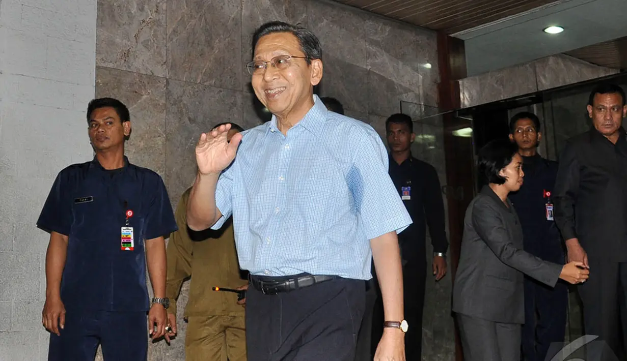 Boediono datang mengenakan kemeja berwarna biru langit. Saat datang iapun disambut hangat, Jakarta, Rabu (27/8/2014) (Liputan6.com/Miftahul Hayat)