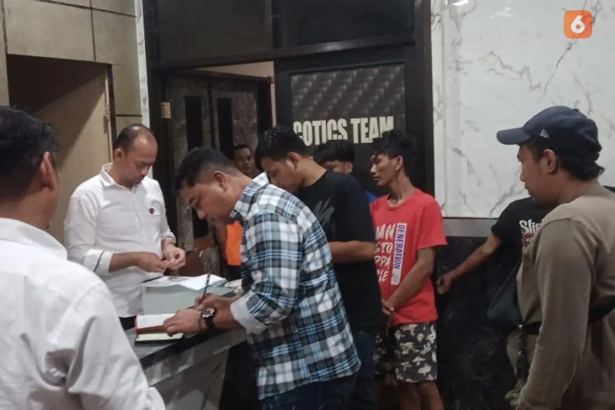 Tim Satgas Narkoba Deninteldam XIV Hasanuddin serahkan pengedar sabu ke polisi (Liputan6.com/Fauzan)