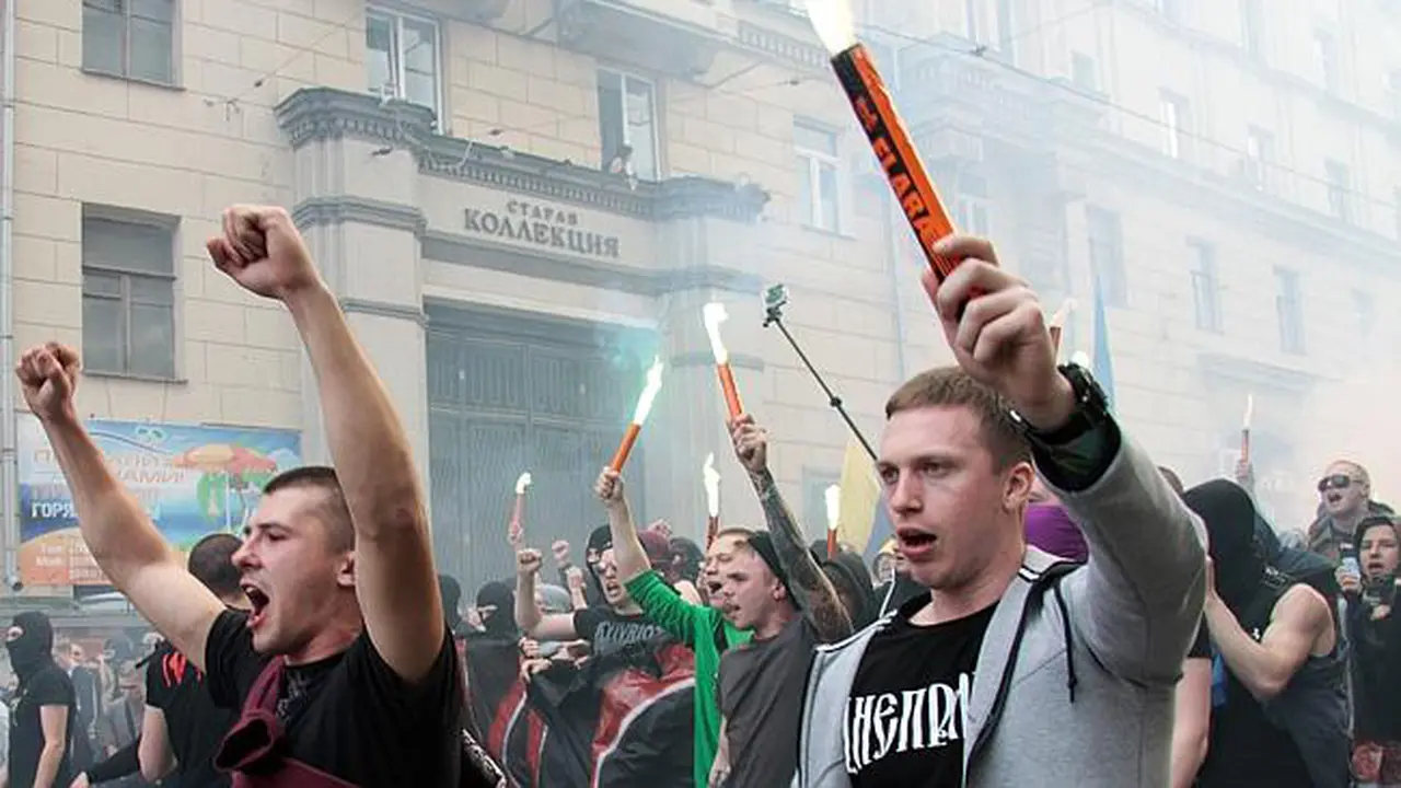 Suporter Bola-Demonstran Pro Rusia Bentrok, 1 TV Ukraina Diduduk 