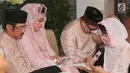 Aktris Sheza Idris saat pengajian di kediamannya kawasan Duri Kosambi, Jakarta, Kamis (10/08). Sheza Idris bersama keluarganya menggelar pengajian dan siraman jelang pernikahannya. (Liputan6.com/Herman Zakharia)