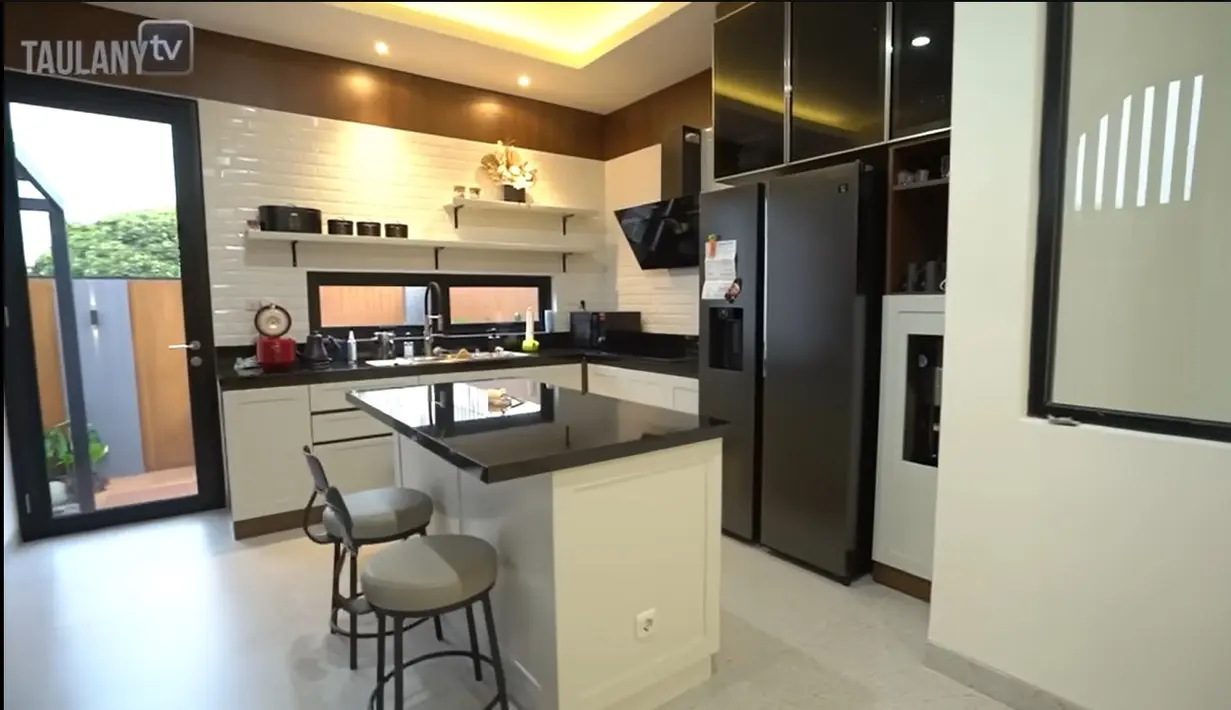 Berikut ini merupakan dapur bersihnya. Sedangkan dapur kotor berada didekat garasi.  Dapur tampak mewah dengan mengusung konsep American Style. Dapur ini mengusung hitam putih dan terlihat sangat bersih dan nyaman. [Youtube/TAULANY TV]