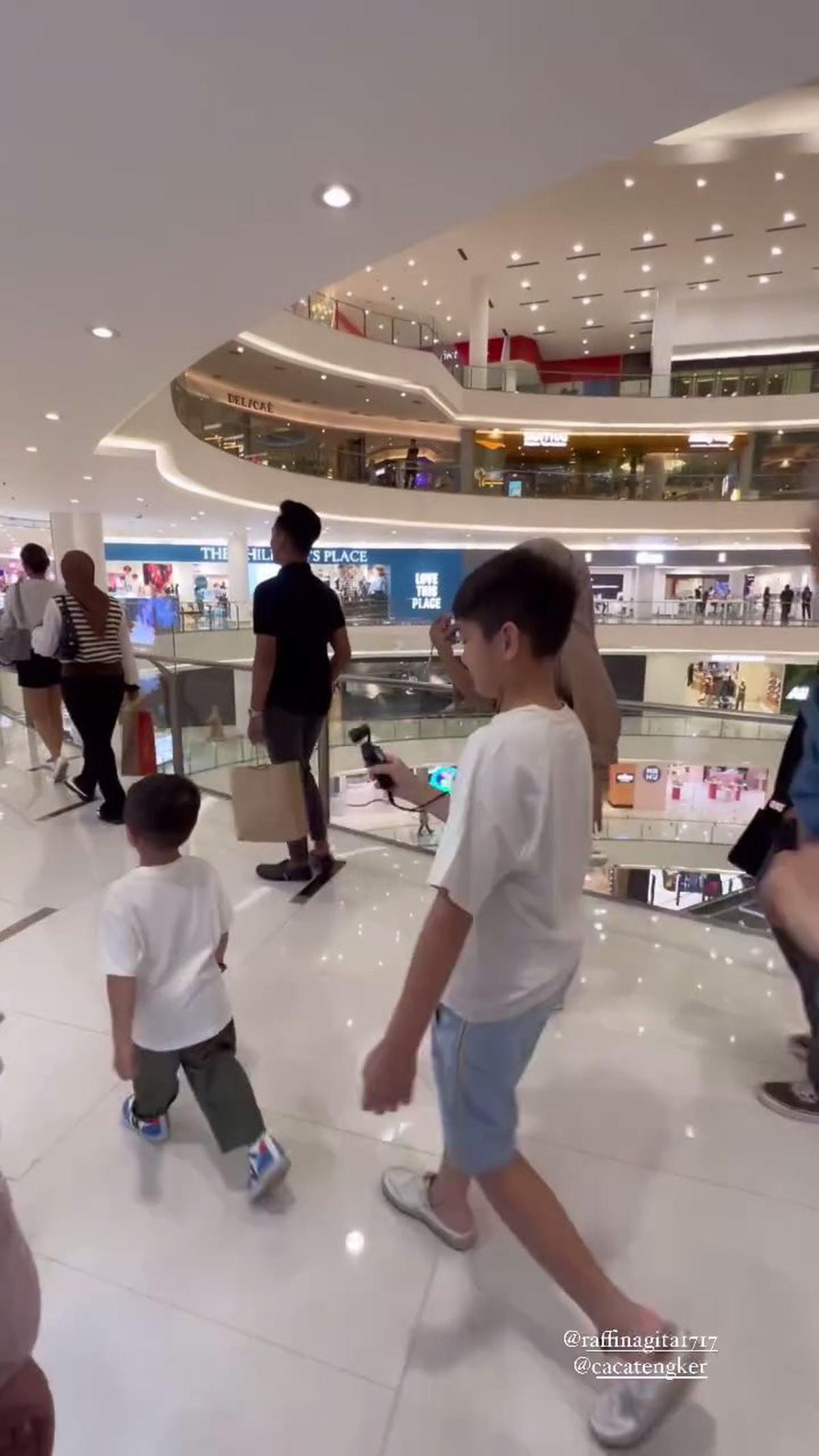 7 Potret Rieta Amilia Bersama Cucu-Cucu Kesayangan, Ajak Jalan-Jalan ke Mall