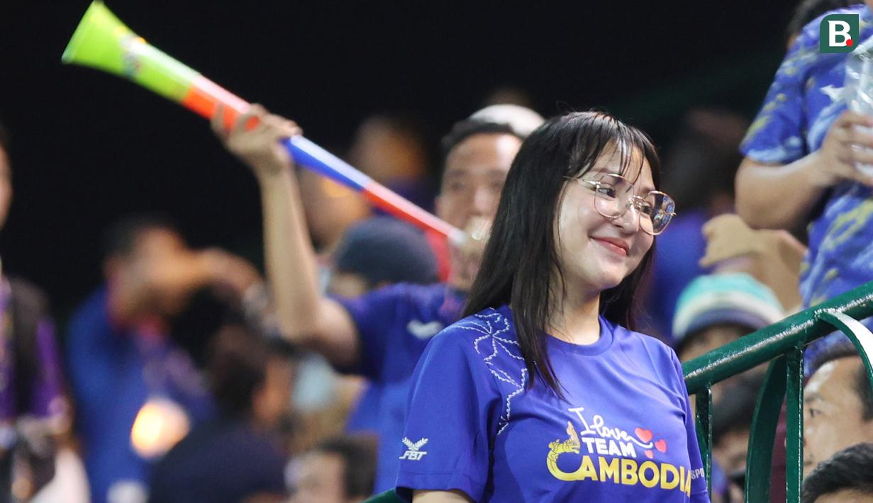 Sejumlah seporter wanita menghiasi tribun penonton saat tim sepak bola Kamboja berhadapan dengan Filipina di National Stadium, Phnom Penh, Kamboja, Selasa (2/5/2023). (Bola.com/Abdul Aziz)