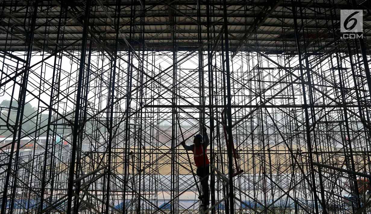 Pekerja menyelesaikan proyek renovasi Stadion Madya Senayan, Jakarta, Kamis (12/10). Pengerjaan renovasi Stadion Madya yang akan digunakan untuk perhelatan olahraga Asian Games Jakarta-Palembang 2018 terus dilakukan. (Liputan6.com/Joohan Tallo)