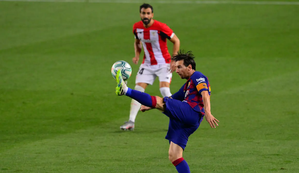 Penyerang Barcelona, Lionel Messi berusaha mengontrol bola saat bertanding melawan Athletic Bilbao pada lanjutan La Liga Spanyol  di stadion Camp Nou, Barcelona (23/6/2020). Barcelona menang tipis atas Bilbao 1-0 berkat gol tunggal Ivan Rakitic. (AFP/Pau Barrena)