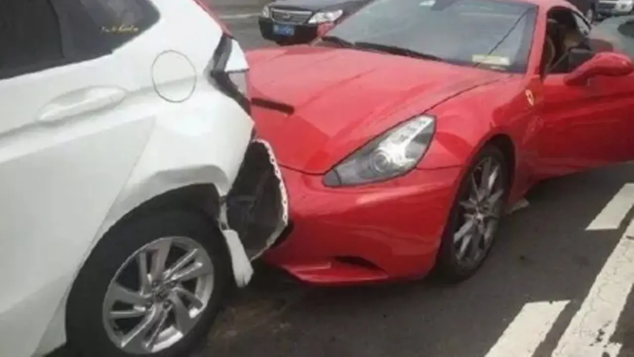 Kondisi mobil setelah kecelakaan, tapi pemiliknya nggak jadi marah. (Sumber Foto: viral4real)
