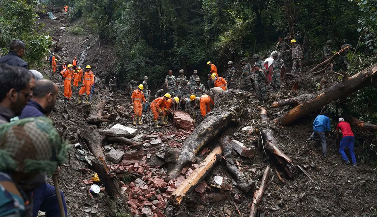 Tim penyelamat mencari korban selamat setelah tanah longsor akibat hujan lebat di Shimla, India, Kamis (17/8/2023). Hujan tanpa henti selama berhari-hari di wilayah Himalaya India telah menewaskan lebih dari 70 orang minggu ini. (AP Photo/Pradeep Kumar)