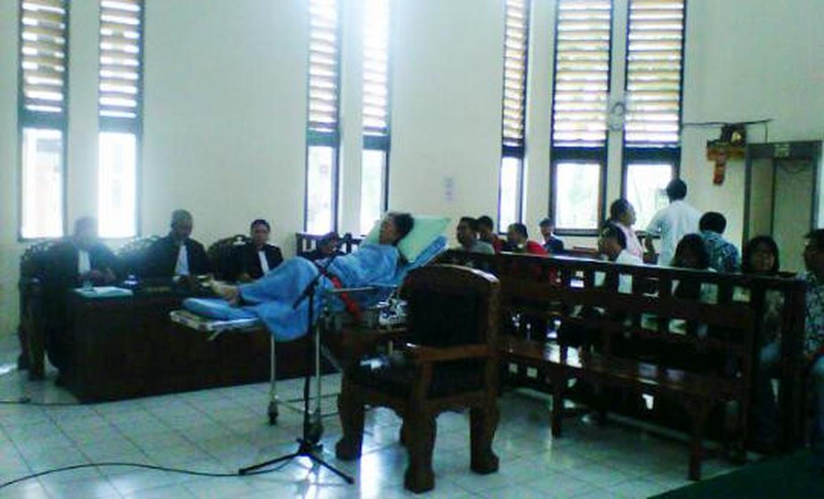 Nenek 77 tahun ini disidang bak Mubarak