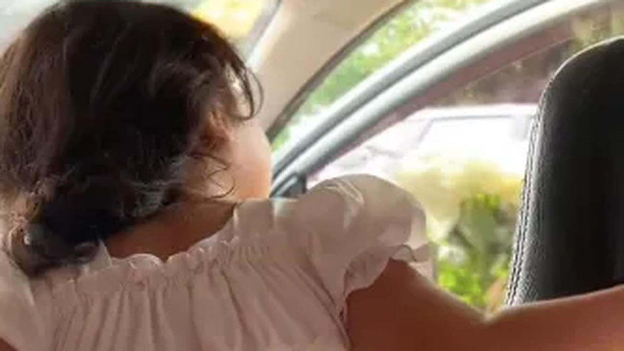 “Ayah beli bunga buat siapa? Ayah ngapain beli bunga?,” tutur gadis kecil tersebut.