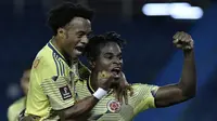 Penyerang Kolombia, Duvan Zapata, merayakan gol yang dicetaknya ke gawang Venezuela pada laga kualifikasi Piala Dunia 2022 zona Amerika Selatan di Estadio Metropolitano, Sabtu (10/10/2020) pagi WIB. Kolombia menang 3-0 atas Venezuela. (AFP/Gabriel Aponte/pool)