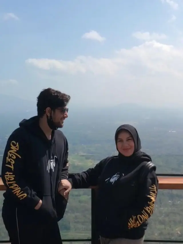 Momen Mesra Irish Bella dan Ammar Zoni Saat Babymoon di Borobudur. (Sumber: YouTube/Anton Saputra)