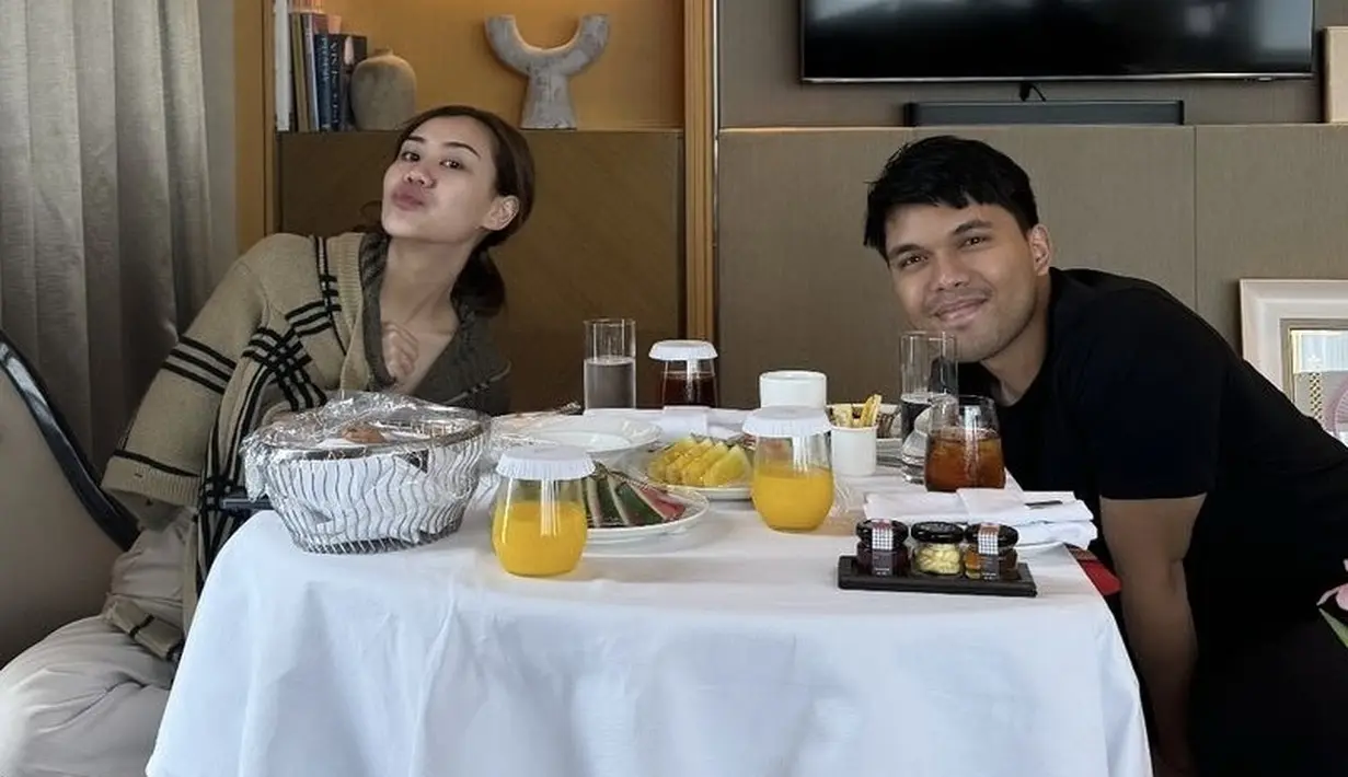 <p>Azizah Salsha pun memotret pasutri baru ini. Tampak Aaliyah mengenakan cardigan coklat dipadukan celana putihnya. Thariq pun tampil dengan t shirt hitamnya. [@azizahsalsha_]</p>