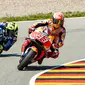 Ilustrasi persaingan Marc Marquez dan Valentino Rossi di MotoGP. (Robert MICHAEL / AFP)