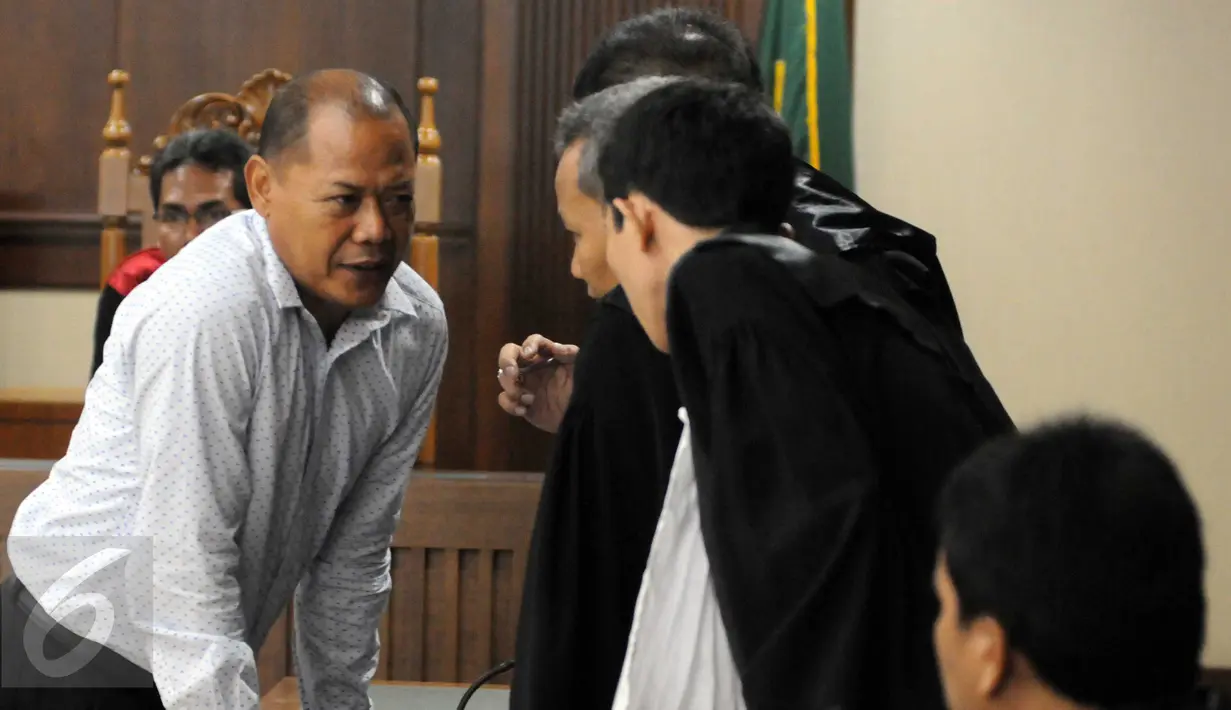 I Made Meregawa berdiskusi dengan Penasehat Hukumnya usai sidang vonis di Pengadilan Tipikor, Jakarta, Rabu (20/1/2016). Hakim memvonis Meregawa penjara 4 tahun dan denda Rp 100 juta subsider 2 bulan kurungan. (Liputan6.com/Helmi Afandi)