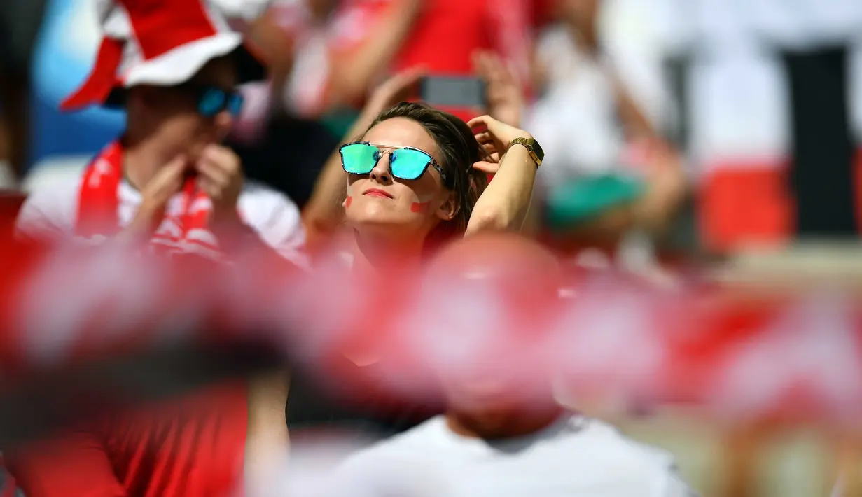 Seorang fans Polandia tampil modis saat menyaksikan timnya melawan Ukraina pada laga  Euro 2016   di Stadion Velodrome, Marseille, Rabu (22/6/2016) dini hari WIB. (AFP/Bertrand Langlois)