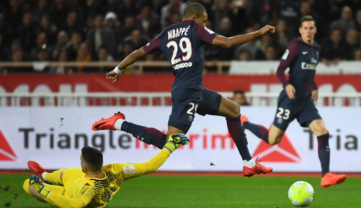 Aksi Pemain PSG, Kylian Mbappe (tengah) mengecoh kiper AS Monaco, Danijel Subasic pada  anjutan Ligue 1 di Louis II stadium, Monaco, (26/11/2017). PSG menang 2-1. (AFP/Anne-Christine Poujoulat)