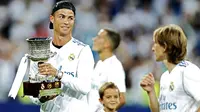 Kegembiraan bintang Real Madrid, Cristiano Ronaldo saat mengangkat trofi Piala Super Spanyol 2017 di Santiago Bernabeu stadium, Madrid, (16/8/2017). Real menang agregat 5-1. (AP /Francisco Seco)