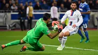 Kiper Gianluigi Buffon berhasil menangkap bola dari tendangan Alexandre Lacazette pada pertandingan Liga Champion di stadion Parc Olympique Lyonnais, Lyon, Perancis (18/10). Lyon harus menelan kekalahan  0-1 dari Juventus. (AFP/Philippe Desmazes)