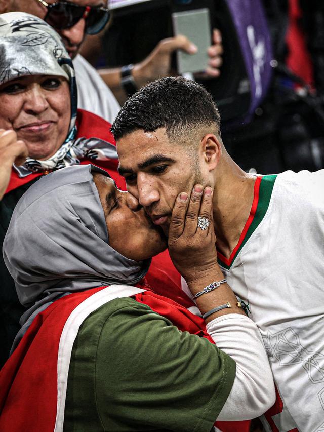 Potret Achraf Hakimi mencium sang ibunda di tribun penonton