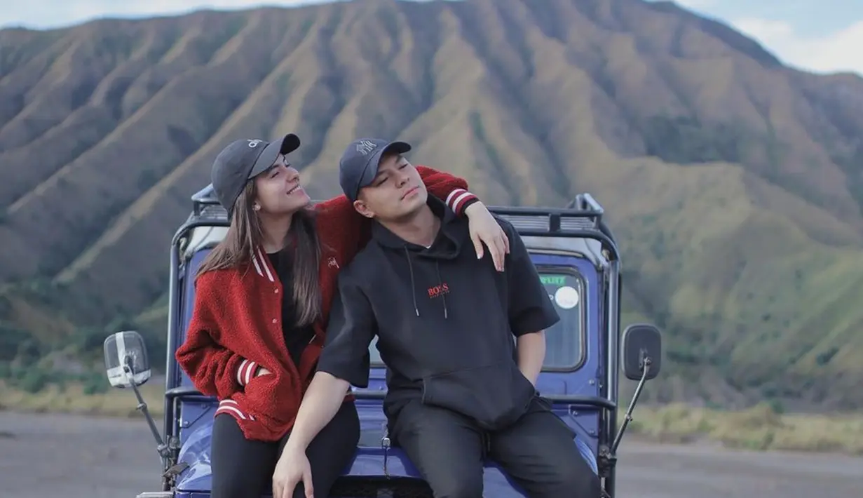 Terlihat beberapa potret yang diunggah oleh Steffi Zamora dan Fero Walandouw seakan kedua pasangan tersebut terlihat seperti anak muda yang sedang di mabuk asmara. Bahkan, mereka juga tak segan saling berpelukan saat naik jeep. (Liputan6.com/IG/@steffizamoraaa)