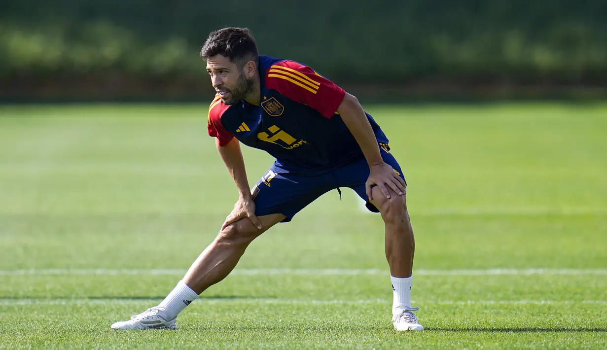<p>Bek Spanyol, Jordi Alba melakukan pemanasan selama sesi latihan tim di Universitas Qatar di Doha, Qatar, Minggu, 4 Desember 2022. Spanyol lolos ke babak 16 besar dengan status runner-up Grup E dengan torehan empat poin. (AP Photo/Julio Cortez)</p>