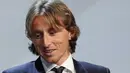 Gelandang Real Madrid asal Kroasia, Luka Modric saat menerima piala pemain terbaik UEFA di The Grimaldi Forum di Monaco, (30/8). Modric berhak atas gelar Pemain Terbaik UEFA dengan mengoleksi 313 poin. (AFP Photo/Valery Hache)