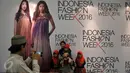 Pengunjung berselfie di Booth Indonesia Fashion Week hari Kedua di Jakarta Convention Centre (JCC), Jumat (11/3). Terdapat 39 pergelaran busana, 487 label busana serta 12.000 pakaian yang di bawakan oleh para model. (Liputan6.com/Johan Tallo)