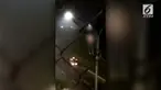 Seorang pria ditemukan gantung diri di tiang lampu jalan Tol JORR arah Pasar Rebo, Jakarta Timur. Petugas pemadam kebakaran mengerahkan empat mobil pemadam kebakaran untuk menurunkan mayat tersebut.