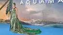 Aktris cantik Amber Heard berpose untuk fotografer setibanya menghadiri premier dunia film 'Aquaman' di London, Senin (26/11). Amber Heard tampil memukau mengenakan gaun plunging hijau keemasan dari Valentino. (AP PHOTO)