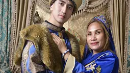 Berfoto dengan pakaian adat memang menjadi salah satu daya tarik wisata di Turki. Selain balon udara yang ada di Cappadocia, tampil gaya layaknya sultan menjadi kenangan tersendiri saat mengunjungi negara yang terkenal dengan kebabnya di Indonesia ini. (Liputan6.com/IG/@bramastavrl)