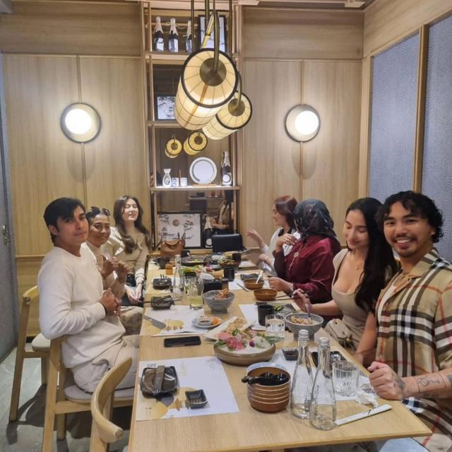 6 Potret Zoe Jackson Bukber Bareng Keluarga Cinta Brian, Hangat Meski Beda Agama