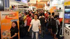 Ratusan pengunjung memadati ruas jalan pada pameran Deep & Extreme Indonesia 2016 di JCC, Jakarta, Sabtu (2/4/2016). Pameran ini juga memasarkan kelengkapan olahraga ekstrim. (Liputan6.com/Helmi Fithriansyah)