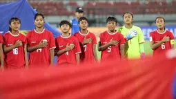 Pemain Timnas Indonesia Putri U-17 menyanyikan lagu kebangsaan Indonesia Raya saat laga Grup A Piala Asia Wanita U-17 2024 melawan Filipina di Stadion Kapten I Wayan Dipta, Gianyar, Bali, Senin (6/5/2024). (Dok. PSSI)