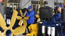 Pekerja mengecek mesin buldoser di sebuah pabrik di Zhangjiakou di provinsi Hebei, China Utara (10/4). Buldoser adalah jenis peralatan konstruksi biasa disebut alat berat bertipe traktor menggunakan Track/rantai serta dilengkapi dengan pisau yang terletak di depan. (AFP Photo/Str/China Out)