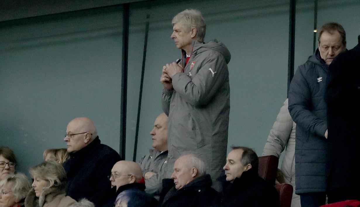 Pelatih Arsenal, Arsene Wenger menyaksikan anak asuhnya berlaga melawan Hull City dari tribun penonton pada lanjutan Premier League di Emirates Stadium, London, (11/2/2017). Arsenal menang 2-0.  (AP/Matt Dunham)