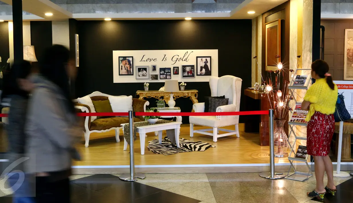 Pengunjung melintas didepan stan desain interior pada ajang Perfect Home Young Interior Desainer Award di JCC, Jakarta, Minggu (22/11).Kegiatan tersebut terdiri dari empat kategori perlombaan. (Liputan6.com/Fery Pradolo)