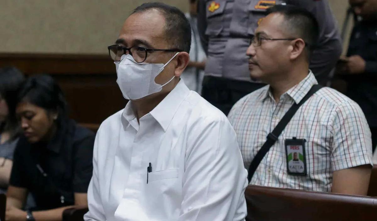 Selain dituntut 14 tahun penjara, Rafael juga dituntut membayar uang pengganti ke negara Rp18,9 miliar.