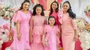 Penampilan keluarga besarnya, menjadi perhatian. Terutama Krisdayanti dan Ashanty, yang kompak dalam balutan busana bernuansa pink. (Foto: Instagram/ Ashanty)