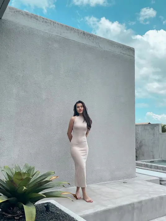 Dengan outfit yang effortless, Aliyah Massaid juga tunjukkan pesona body goals [instagram/aaliyah.massaid]