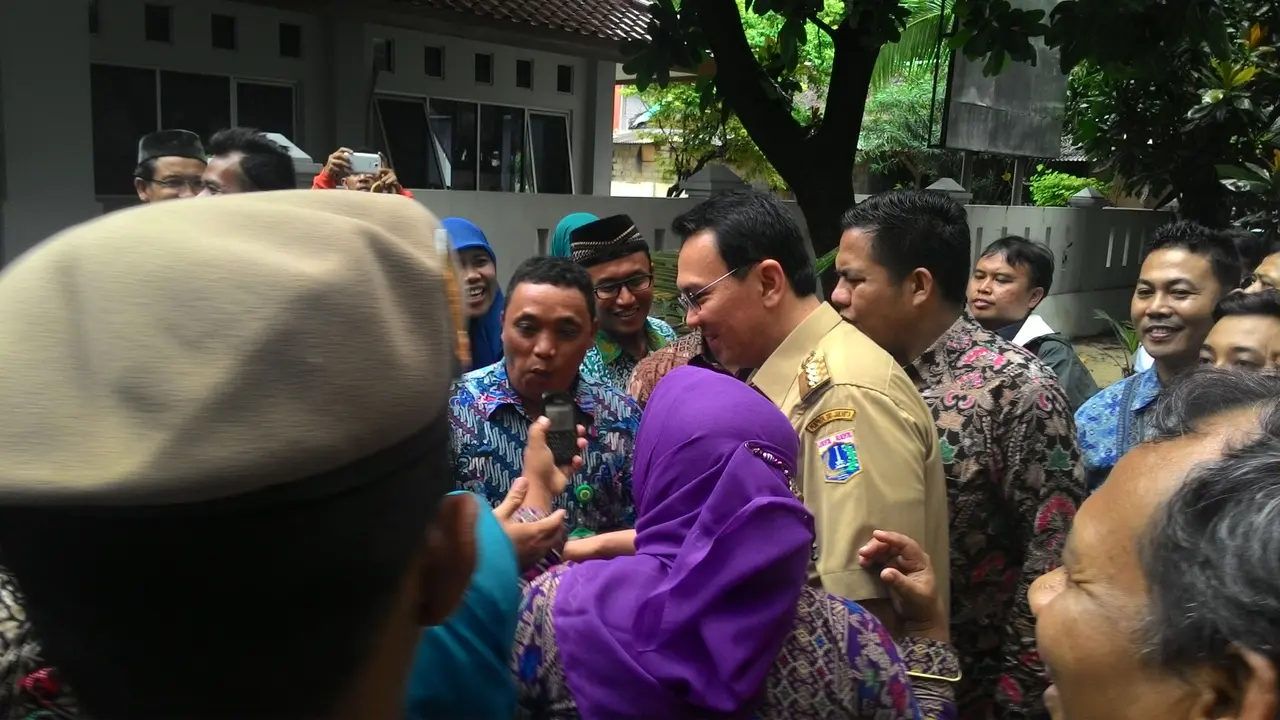 Ahok Kebanjiran Ajakan Selfie Hingga Makan di Warung Pulau Seribu