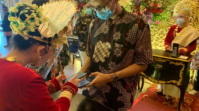Memberi hadiah ke pengantin lewat aplikasi/dok. Wedew